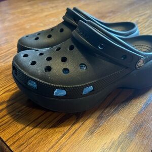 Crocs - Black - Womens - size 6